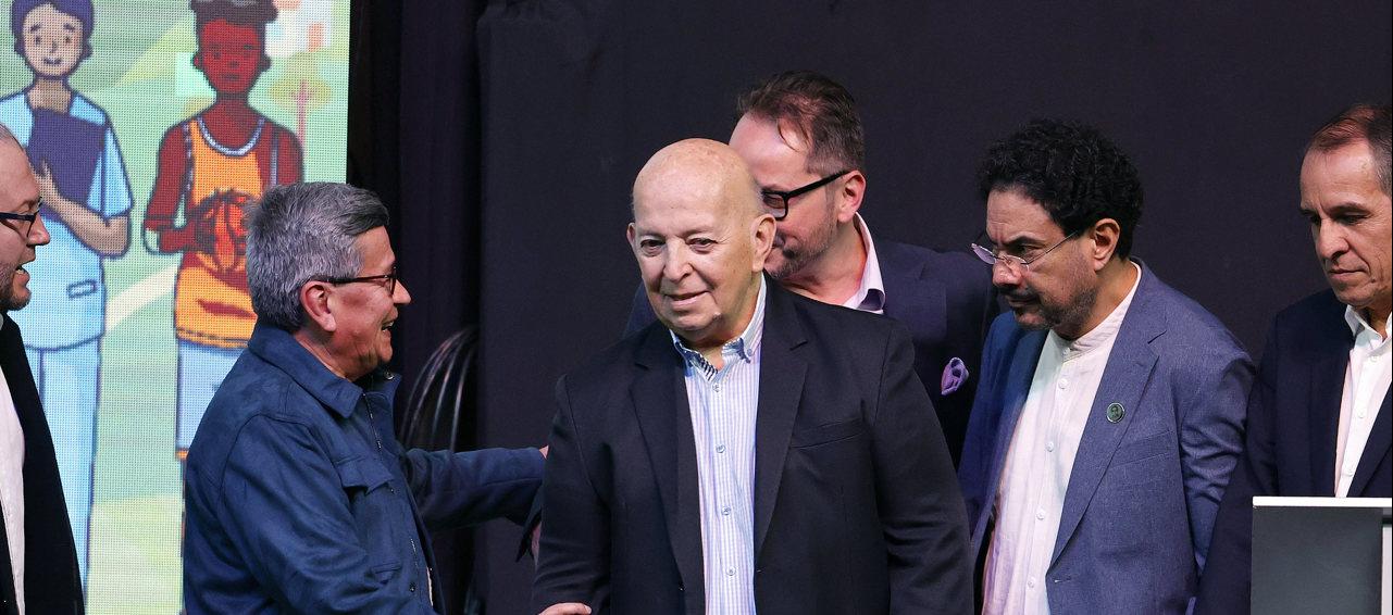 Otty Patiño, jefe negociador del gobierno con 'Pablo Beltrán' del ELN y el senador Iván Cepeda, entre otros.