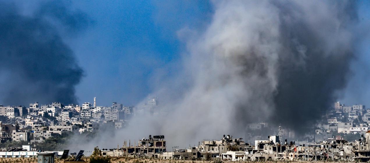 Humo en la parte norte de la Franja de Gaza como resultado de un ataque aéreo israelí.