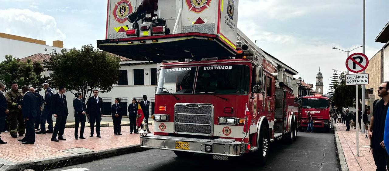 Bomberos de Bogotá controlando el incendio.