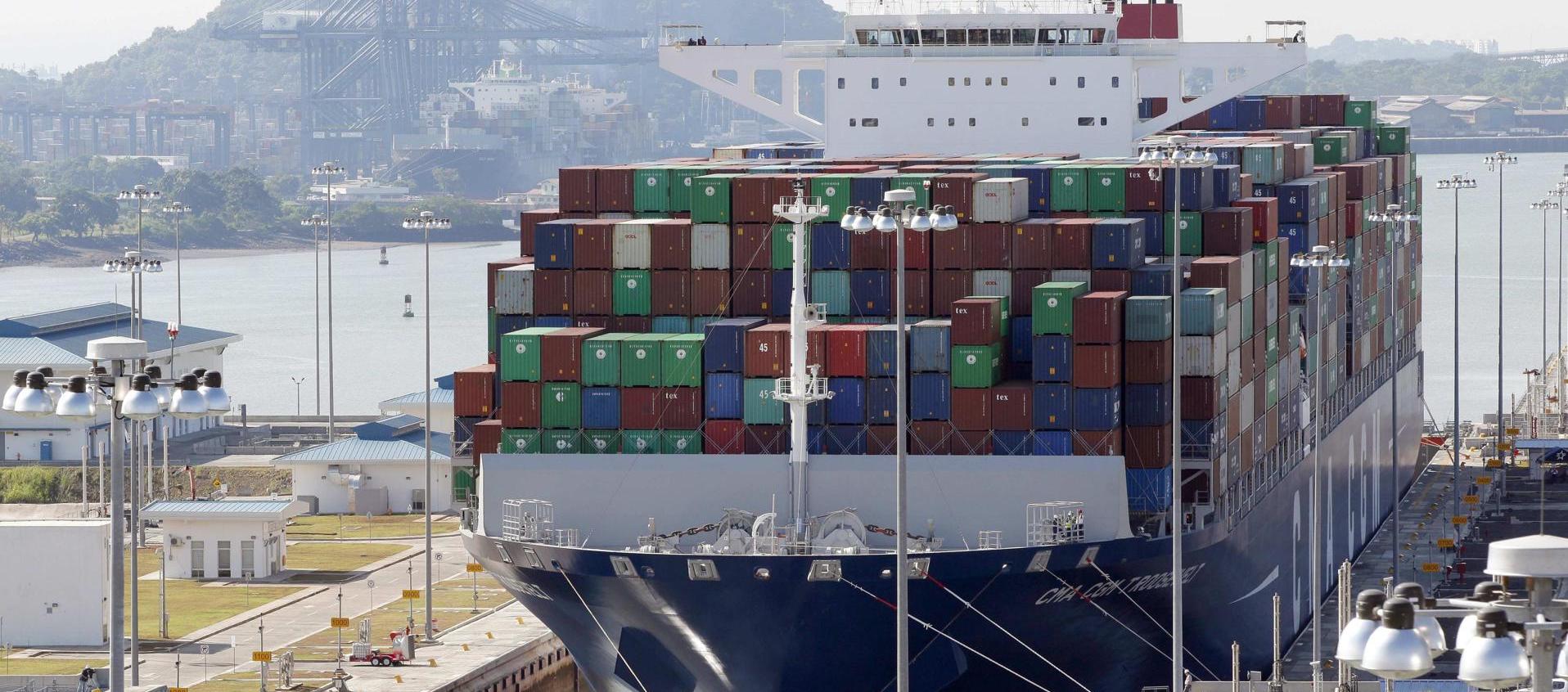 Vista de un barco portacontenedores que pasa por el Canal Panamá, en una fotografía de archivo
