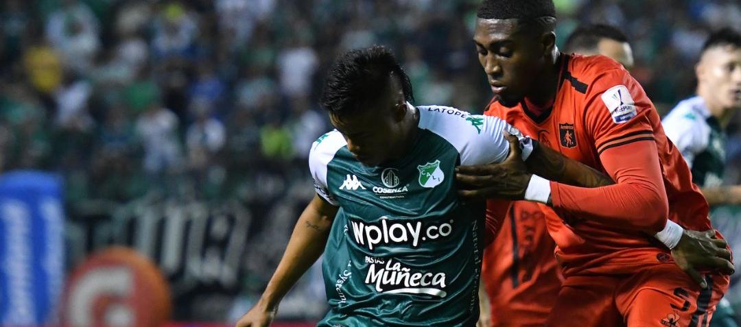 Luis 'Chino' Sandoval intentando soportar la marca de un defensor.