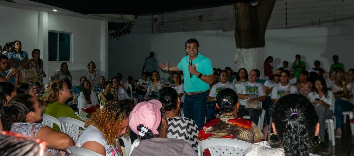Alfredo Varela, candidato a la Gobernación del Atlántico junto a las mujeres.