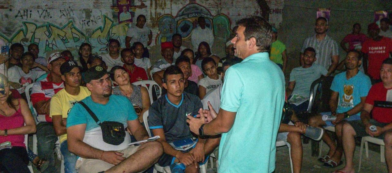 Alfredo Varela, candidato a la Gobernación del Atlántico en el barrio Rebolo.
