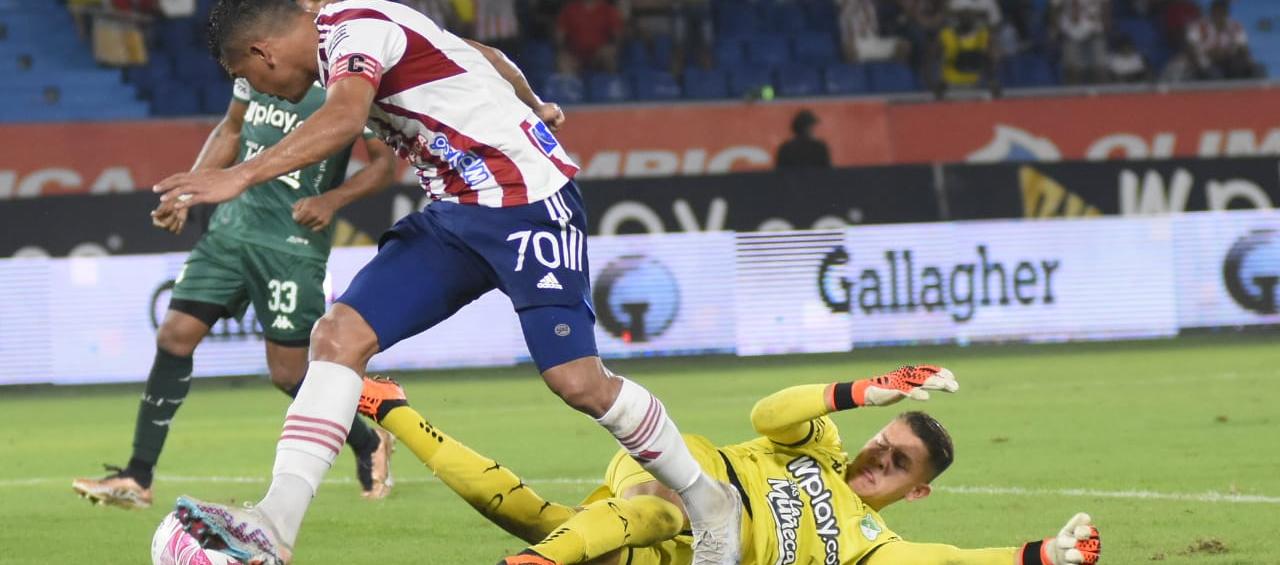 Carlos Bacca anotó en esta acción el tercer gol del Junior.