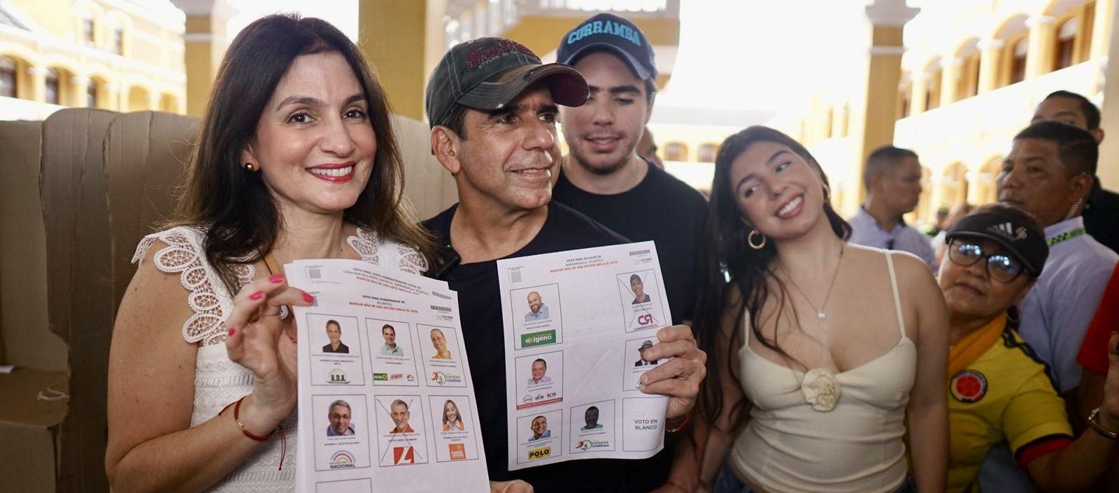 El Alcalde electo Alex Char cuando ejerció derecho al voto, al lado de su familia.