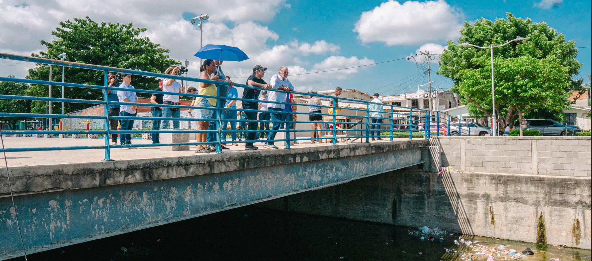 Alex Char y Eduardo Verano en el arroyo de Rebolo.