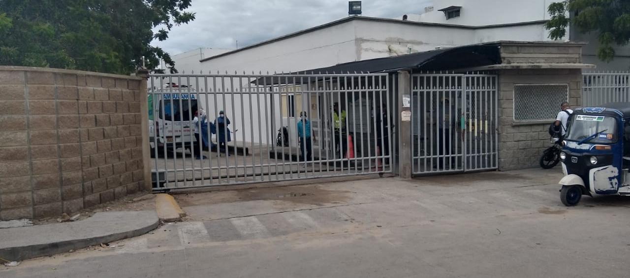 El estudiante fue llevado a la Clínica Adela de Char de Soledad. 