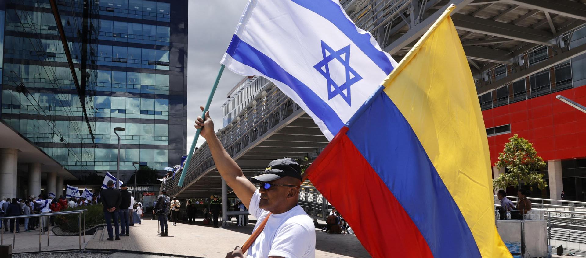 Colombiano apoyando a Israel en frente de la embajada en Bogotá.