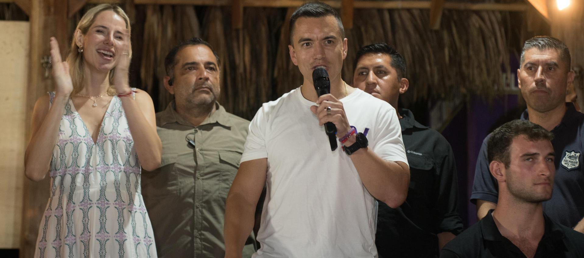 Daniel Noboa, presidente electo de Ecuador, y su esposa Lavinia Valbonesi, en su casa de Olón, donde festejaron el triunfo