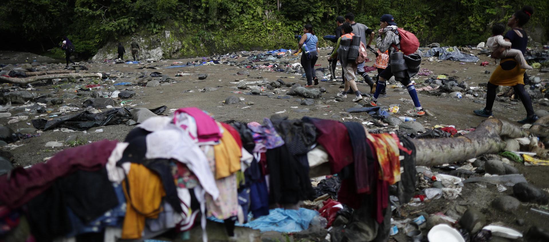Migrantes caminan por trochas en su camino hacia los Estados Unidos.