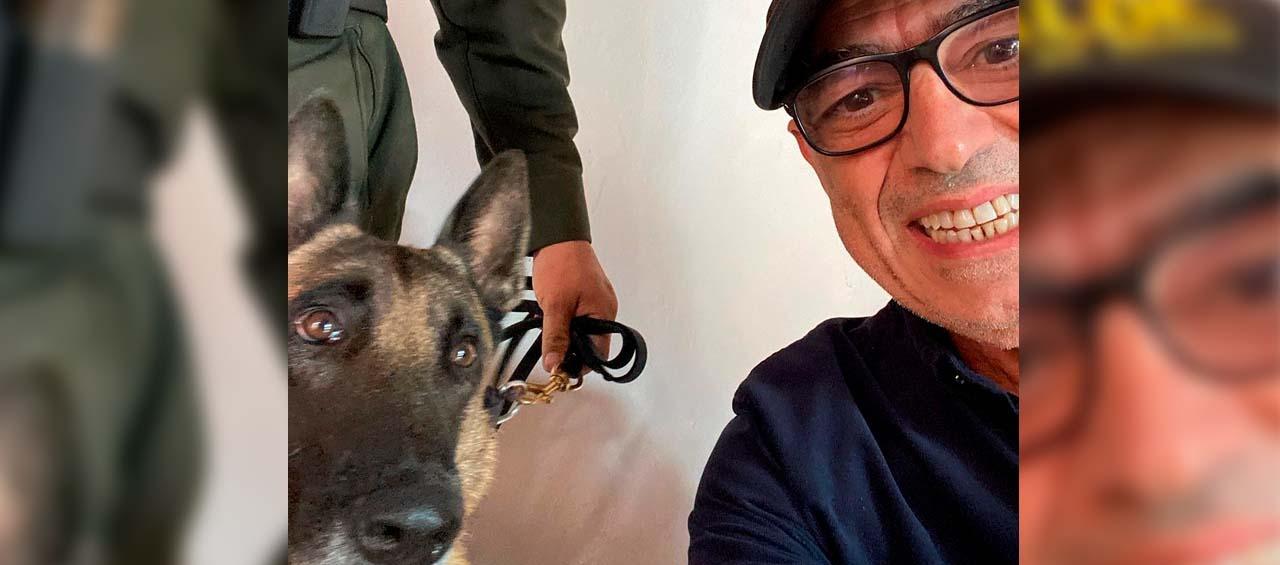 El alcalde William Dau posó junto a 'Killer', el perro olfateador de fajos de billetes