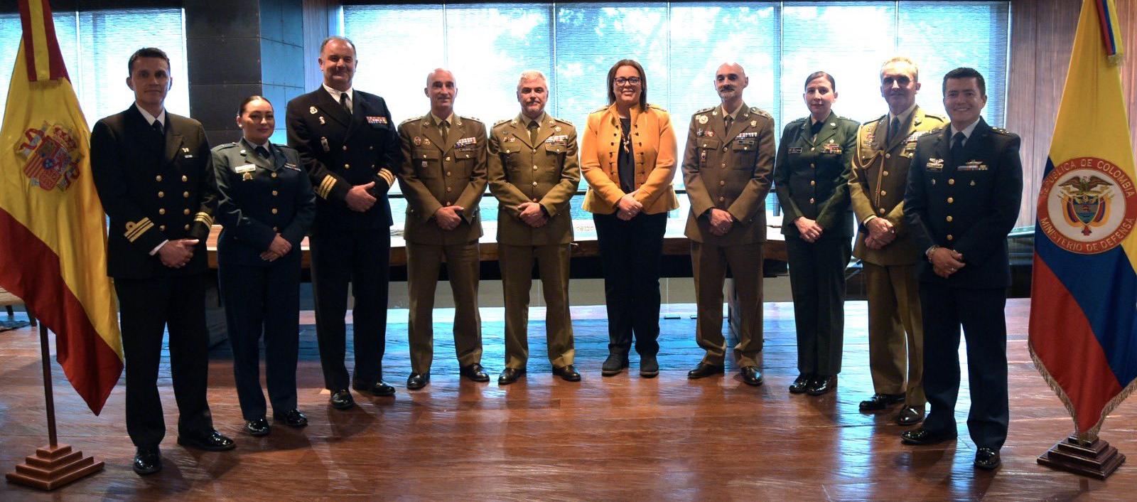 Delegaciones de ambos ministerios en una reunión.