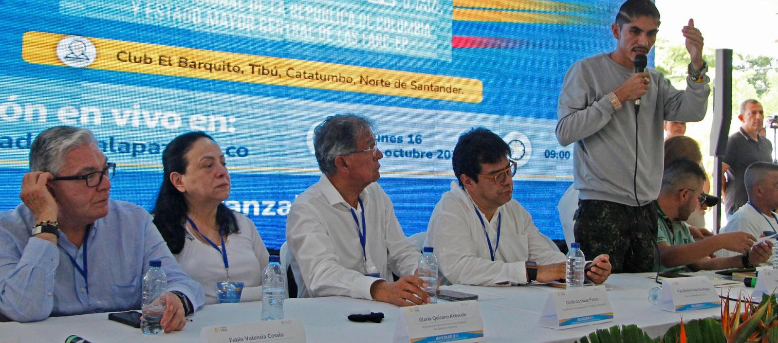 Camilo González (c), coordinador del Gobierno; Danilo Rueda, alto comisionado para la Paz de Colombia, y Andrey Avendaño (arriba), vocero de la delegación del Estado Mayor Central de FARC.