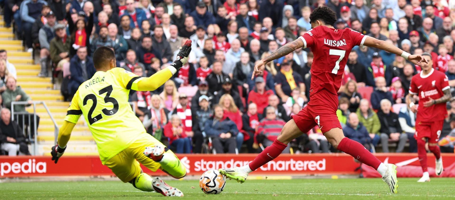 Luis Díaz jugando con la camisa del Liverpool.