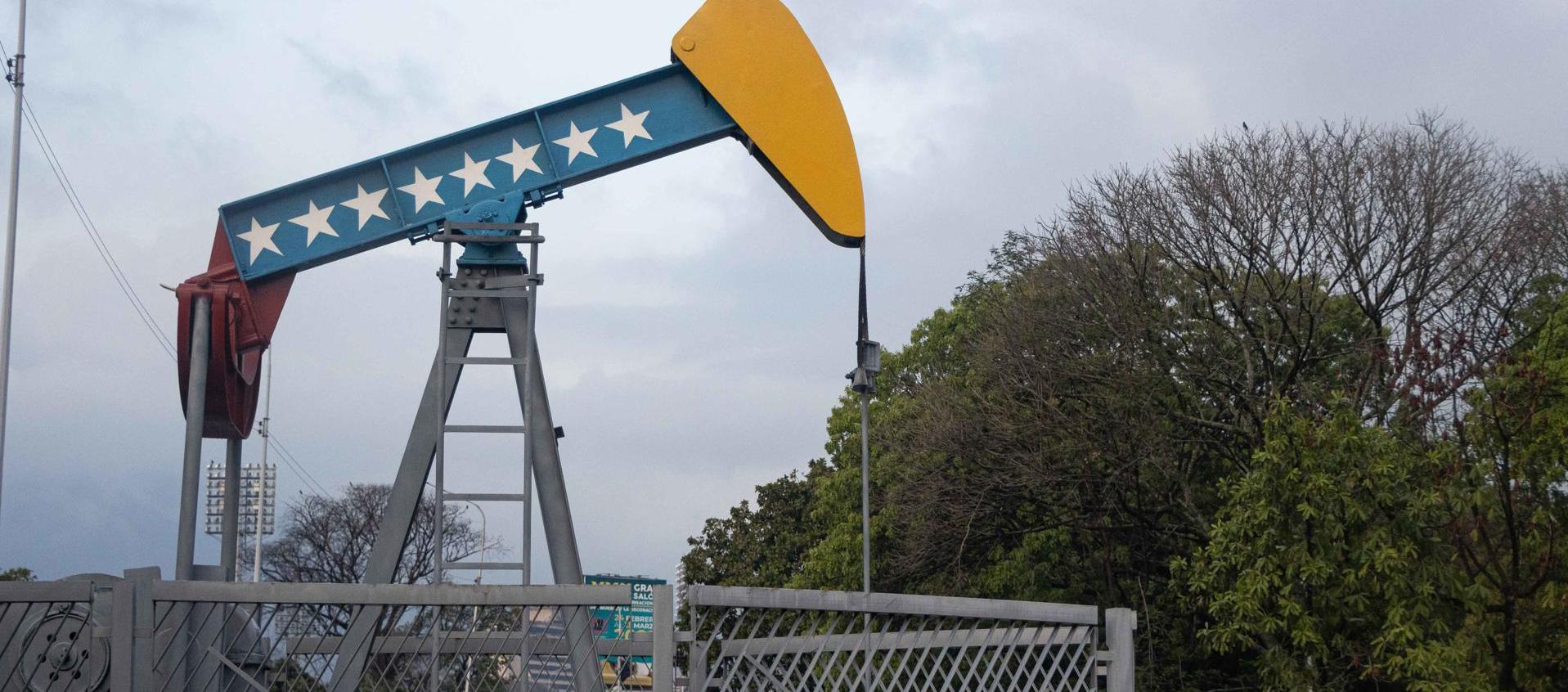 Vista de un balancín representativo de la estatal Petróleos de Venezuela S.A (PDVSA) en Caracas