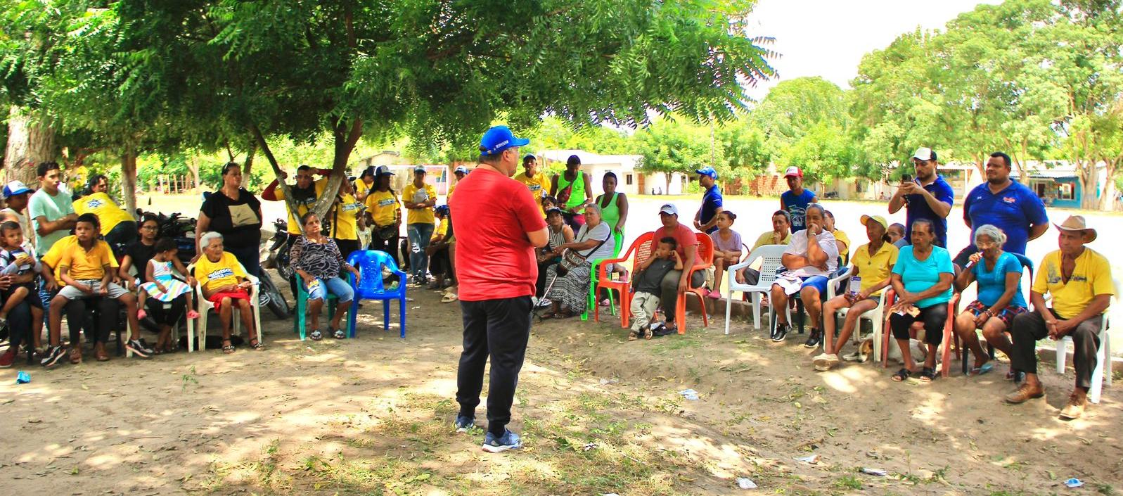 El candidato Edinson Palma en una reunión con la comunidad.