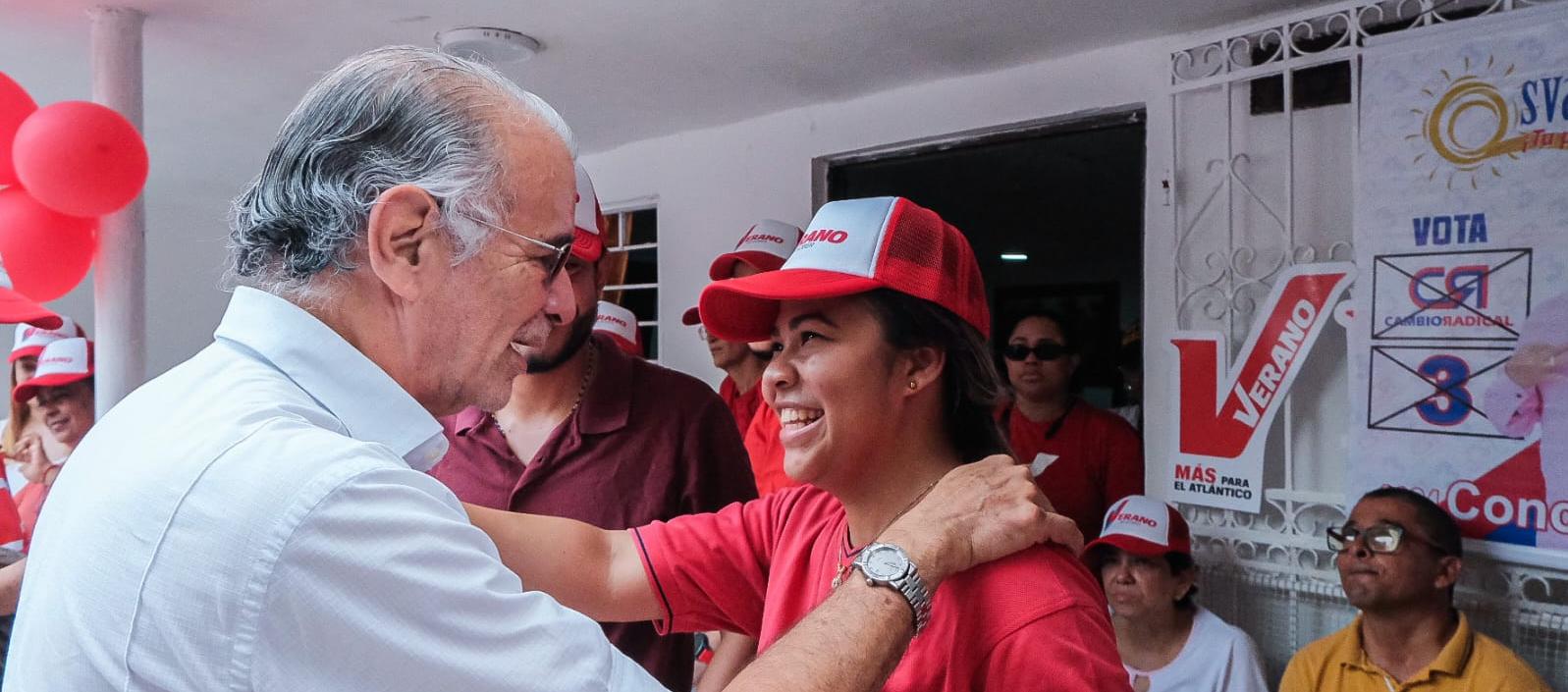 Eduardo Verano con las mujeres del Atlántico.