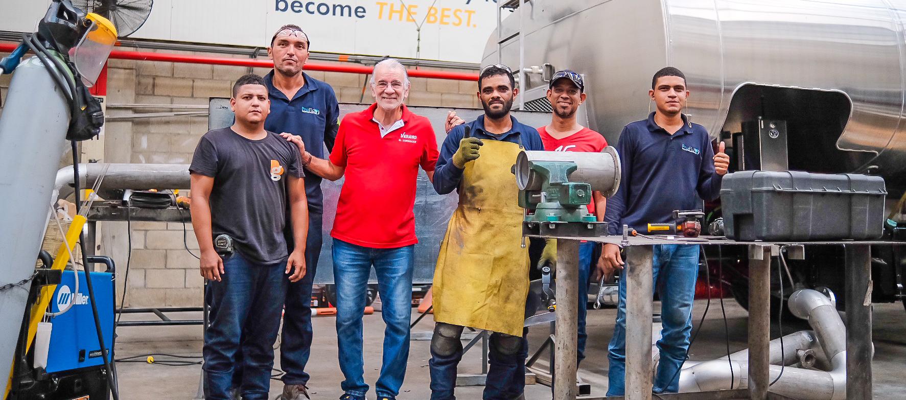 Eduardo Verano en su visita a la zona franca La Cayena.