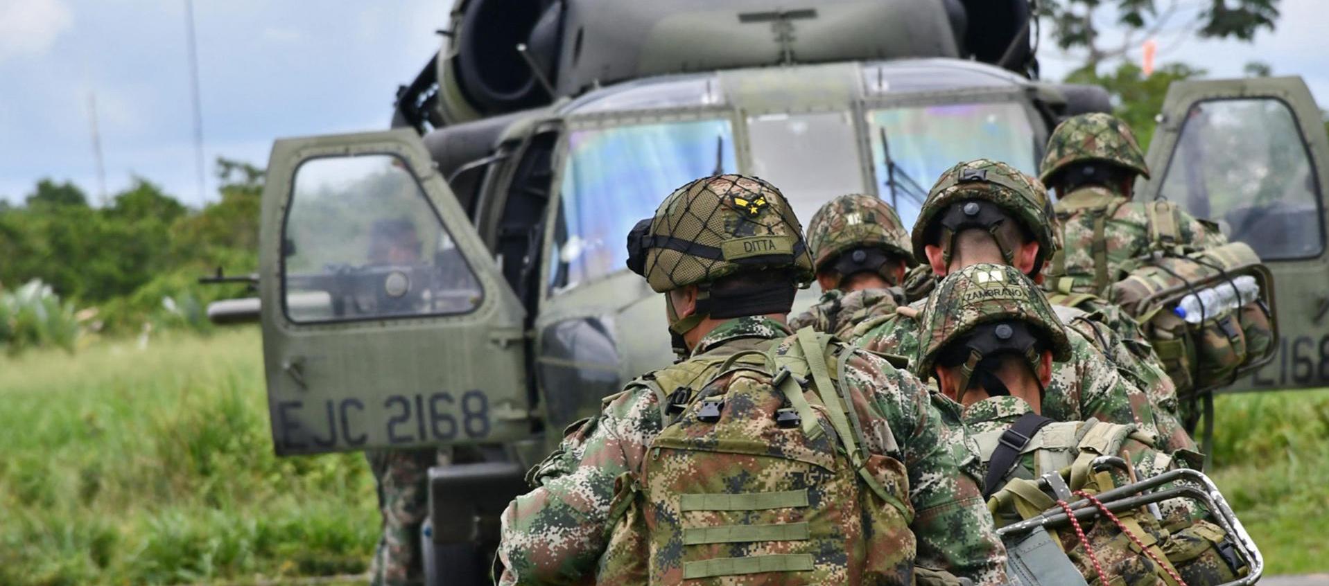 Soldados a punto de abordar un helicóptero del Ejército Nacional.