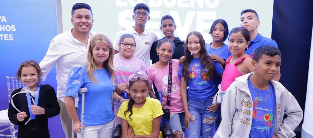 La Gobernadora Elsa Noguera junto a varios niños.