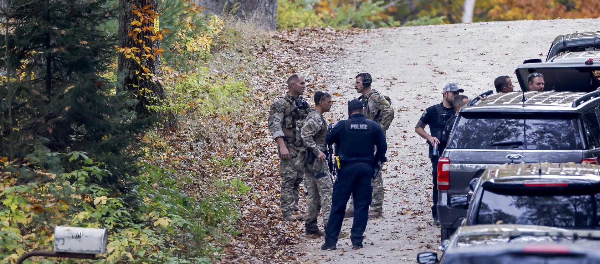 Miembros de la policía buscaban ayer al sospechoso de los tiroteos masivos en Lewiston, Maine.