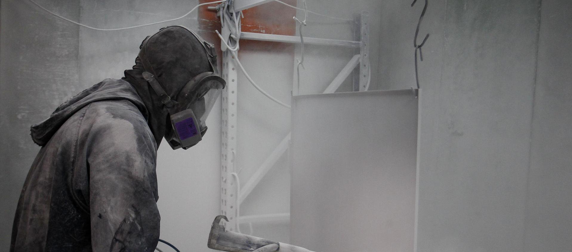 Trabajador de Estanterías Metálicas Medellín.