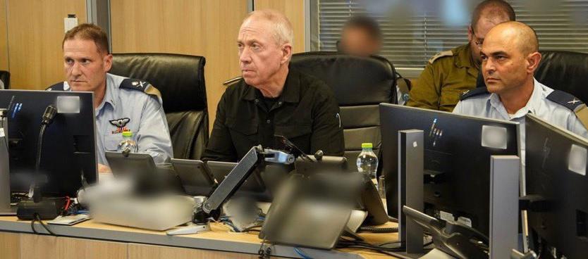 El ministro de Defensa israelí, Yoav Gallant (centro).