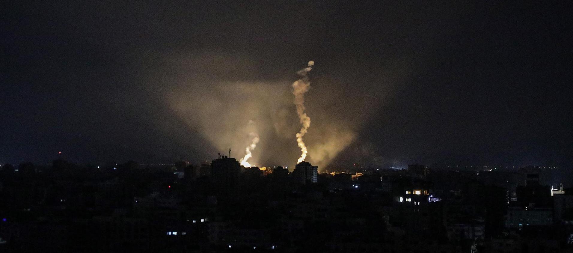 Bengalas del ejército israelí iluminan el cielo de la ciudad de Gaza. 