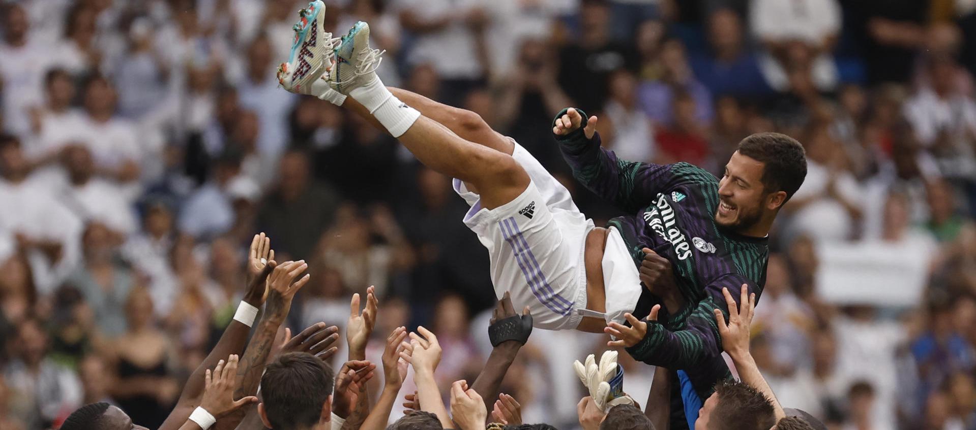 El delantero belga, Eden Hazard, siendo levantado por sus compañeros.