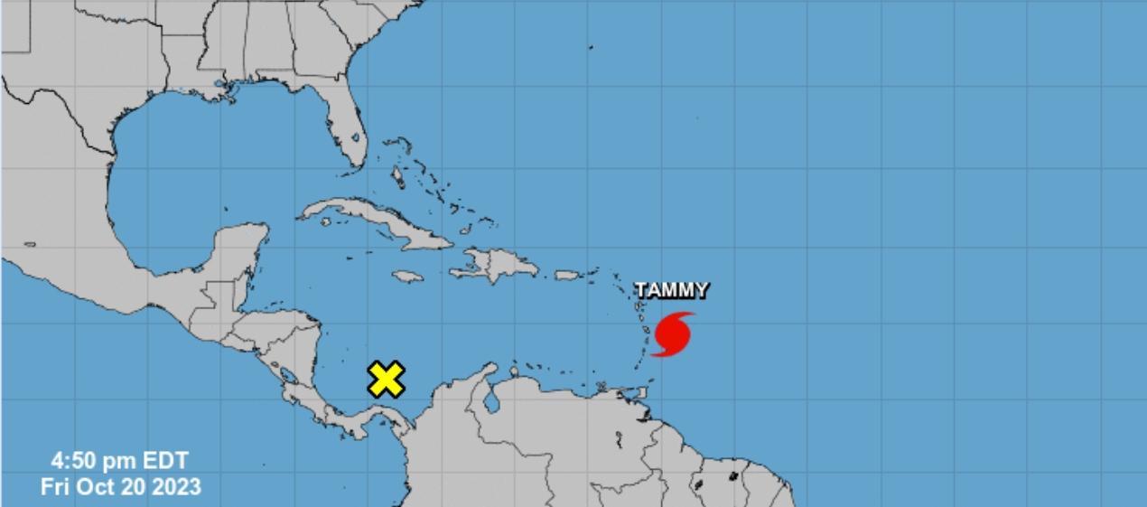 Huracán Tammy (rojo) en donde se encuentra ubicado este viernes. 