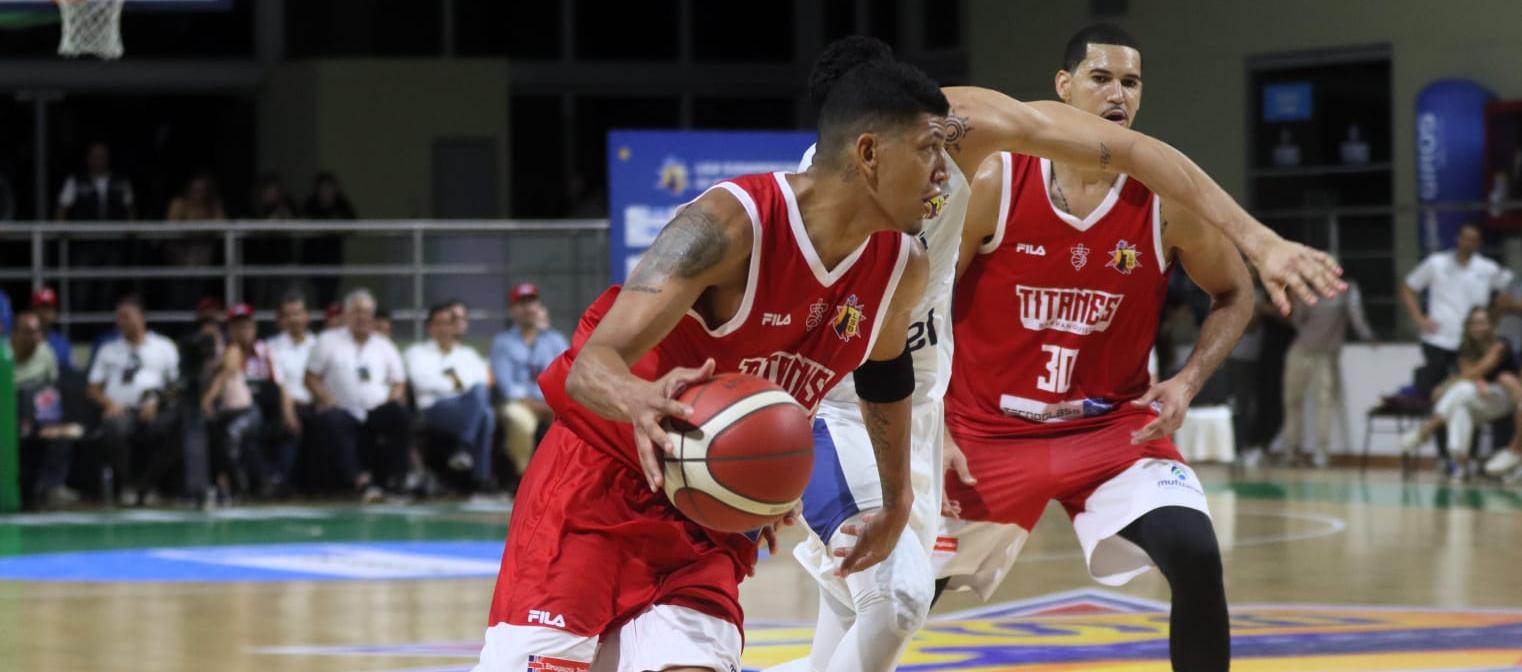 Jhornan Zamora intenta penetrar a canasta ante Biguá.