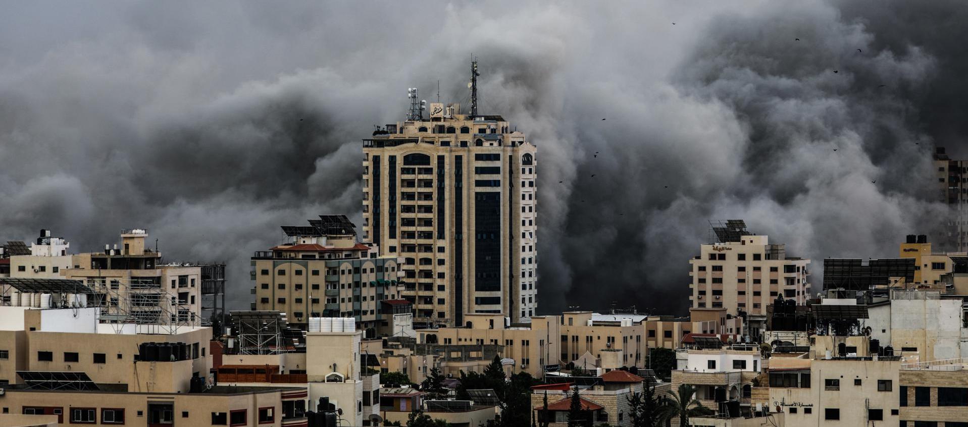 Nubes de humo tras un ataque aéreo israelí en la ciudad de Gaza.