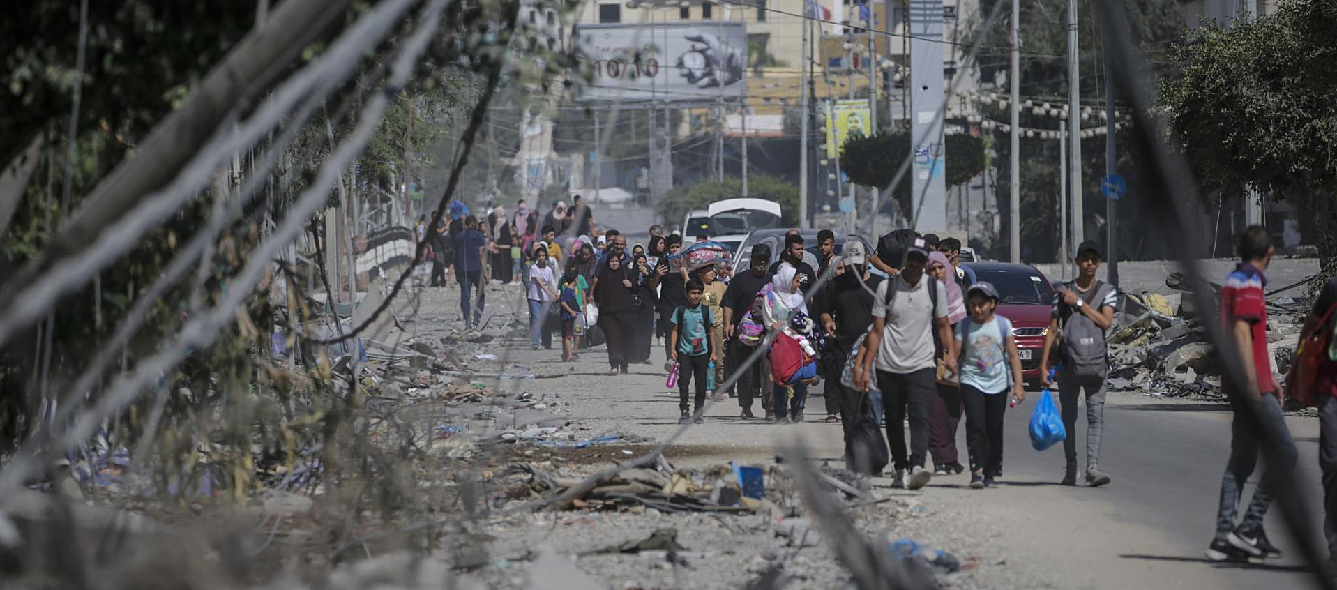 Los residentes evacuan la ciudad de Gaza tras una advertencia israelí.