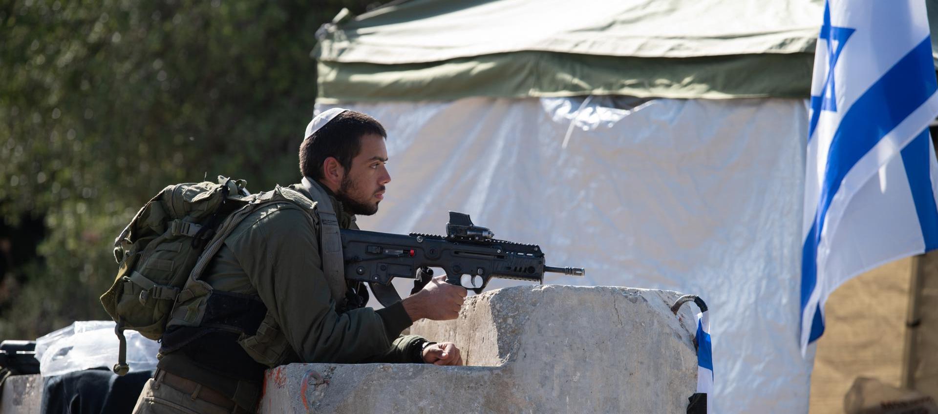 Soldados israelíes bloqueando la carretera que conduce a la frontera entre Israel y el Líbano.