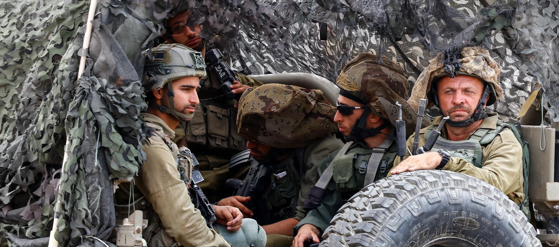 Soldados israelíes patrullan un lugar no revelado a lo largo de la frontera entre Israel y Gaza.