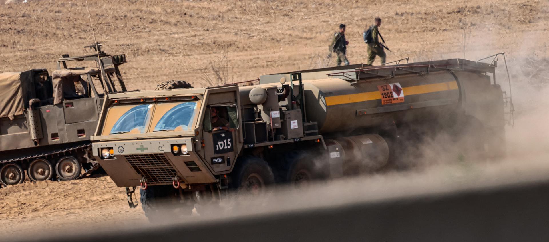 Soldados israelíes se preparan para un ataque cerca de la frontera con Gaza.