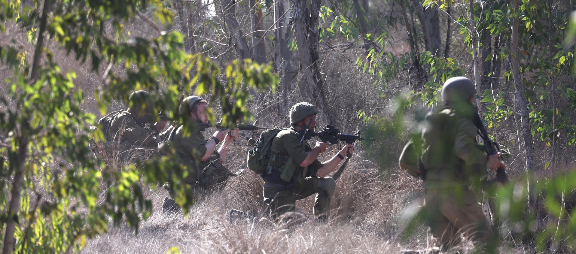  Soldados israelíes patrullan a lo largo de la frontera con el sur de Gaza