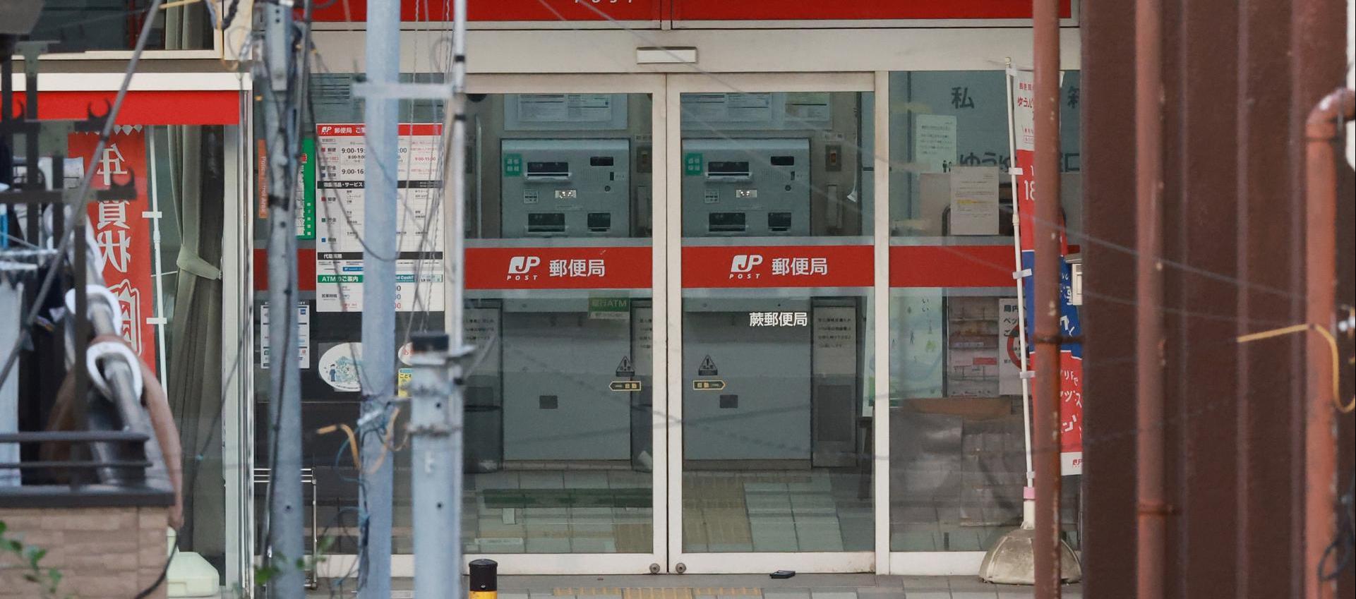 La sucursal de correos en la localidad de Warabi donde el autor del tiroteo está atrincherado.