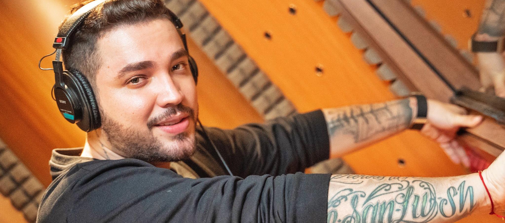 Jessi Uribe en un estudio de grabación.