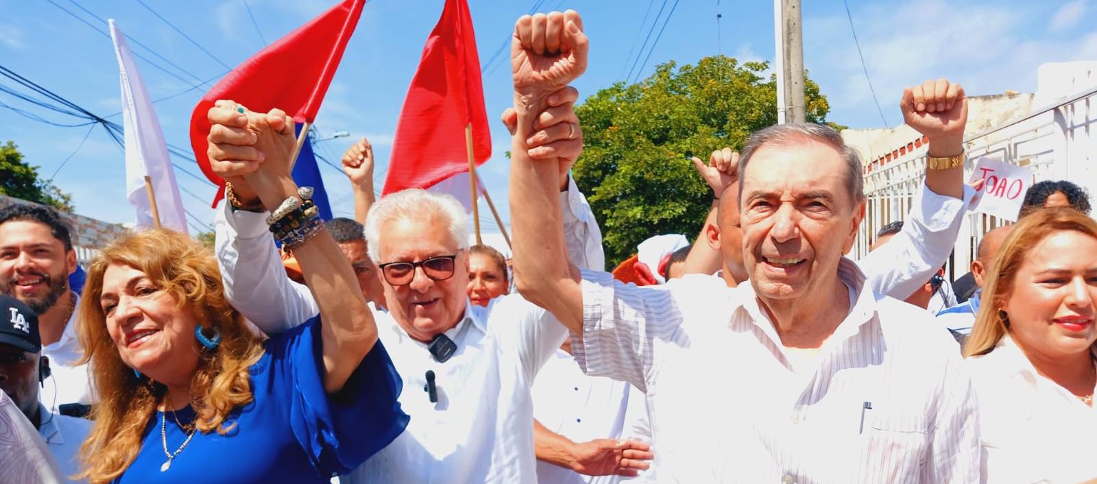 El candidato a la Alcaldía de Soledad, Joao Herrera, junto a su esposa Alba Olaya y Fuad Char.