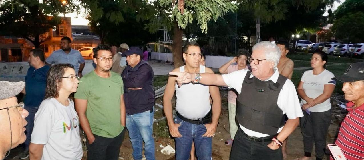 El candidato Joao Herrera visitó anoche las zonas afectadas por las intensas lluvias en Soledad. Y madrugó este jueves
