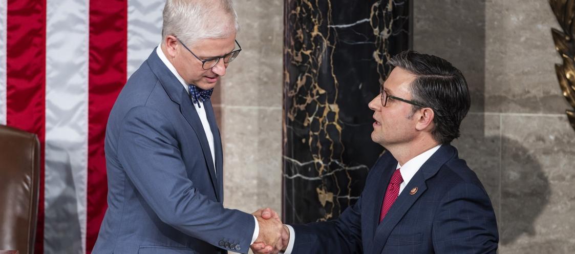 El Representante del Partido Republicano Mike Johnson (derecha).