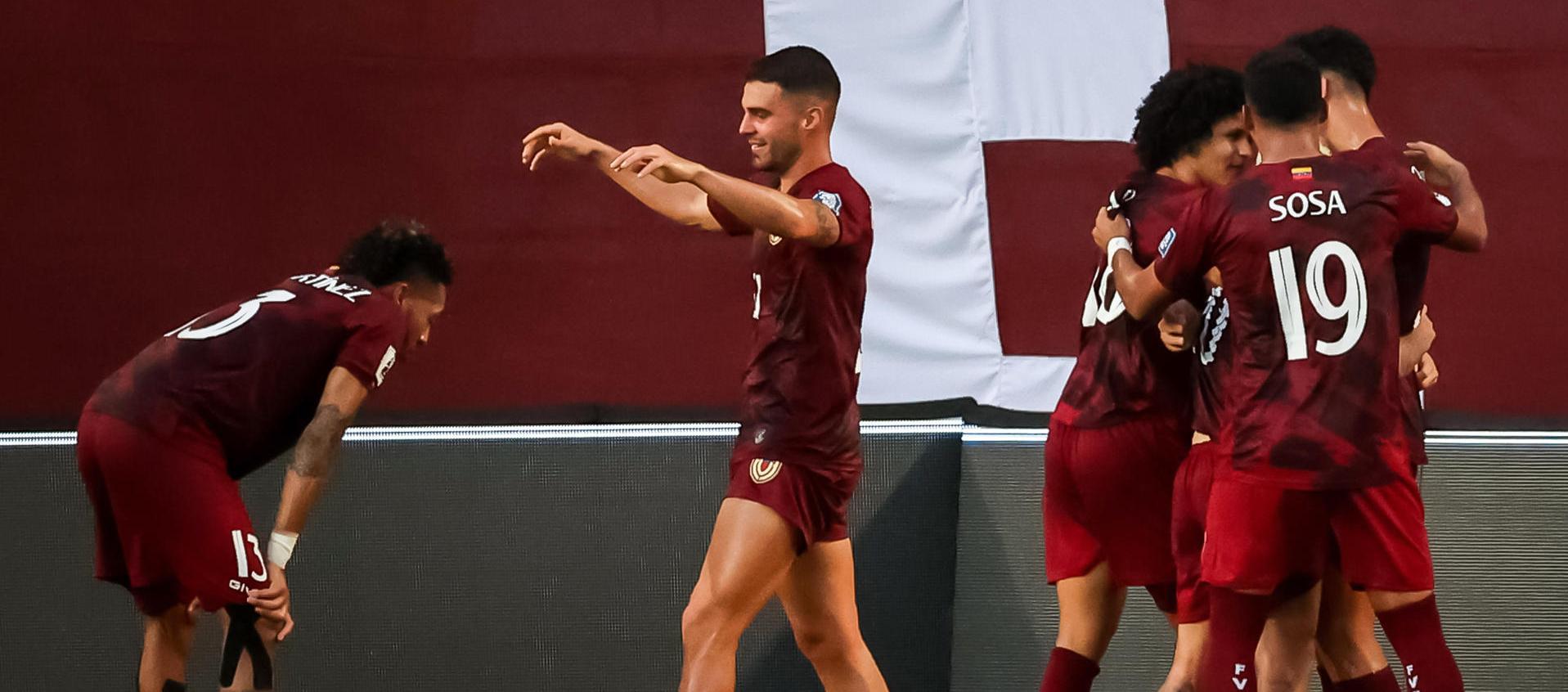 Jugadores de Venezuela celebran el gol del primer tiempo