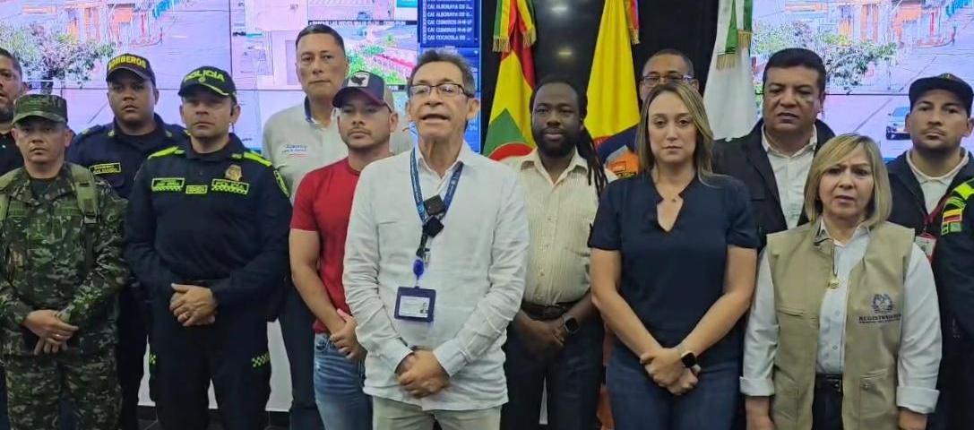 Las autoridades en el Puesto de Mando Unificado