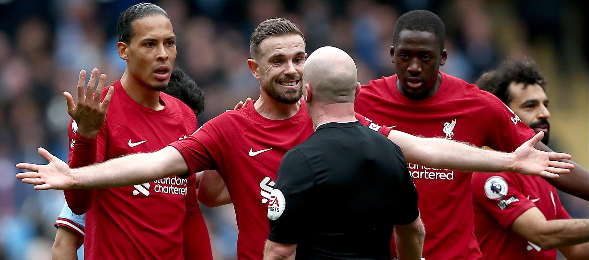 Jugadores del Liverpool reclamando una decisión arbitral.