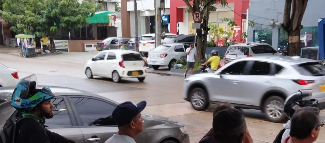 Curiosos en el lugar donde se registró el hecho delictivo. 
