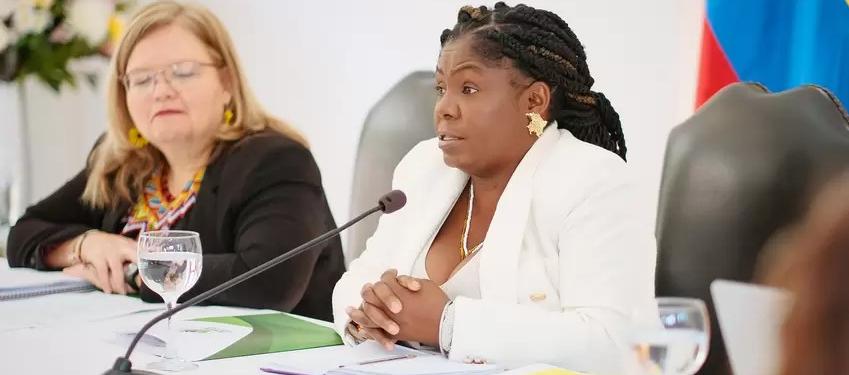 Francia Márquez y la directora del ICBF, Astrid Cáceres Cárdenas, en el primer consejo directivo del organismo.