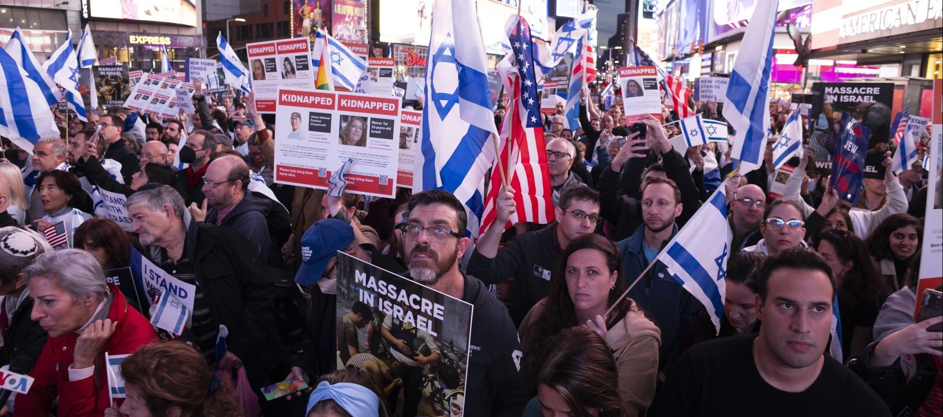 Manifestantes apoyando a Israel. 
