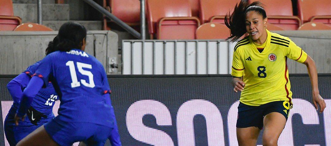Marcela Restrepo avanza con la pelota durante el partido contra Estados Unidos. 