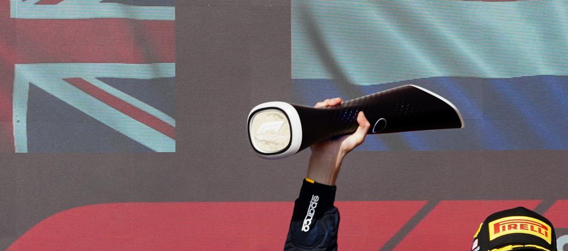 El piloto Max Verstappen levanta el trofeo del Gran Premio de los Estados Unidos.